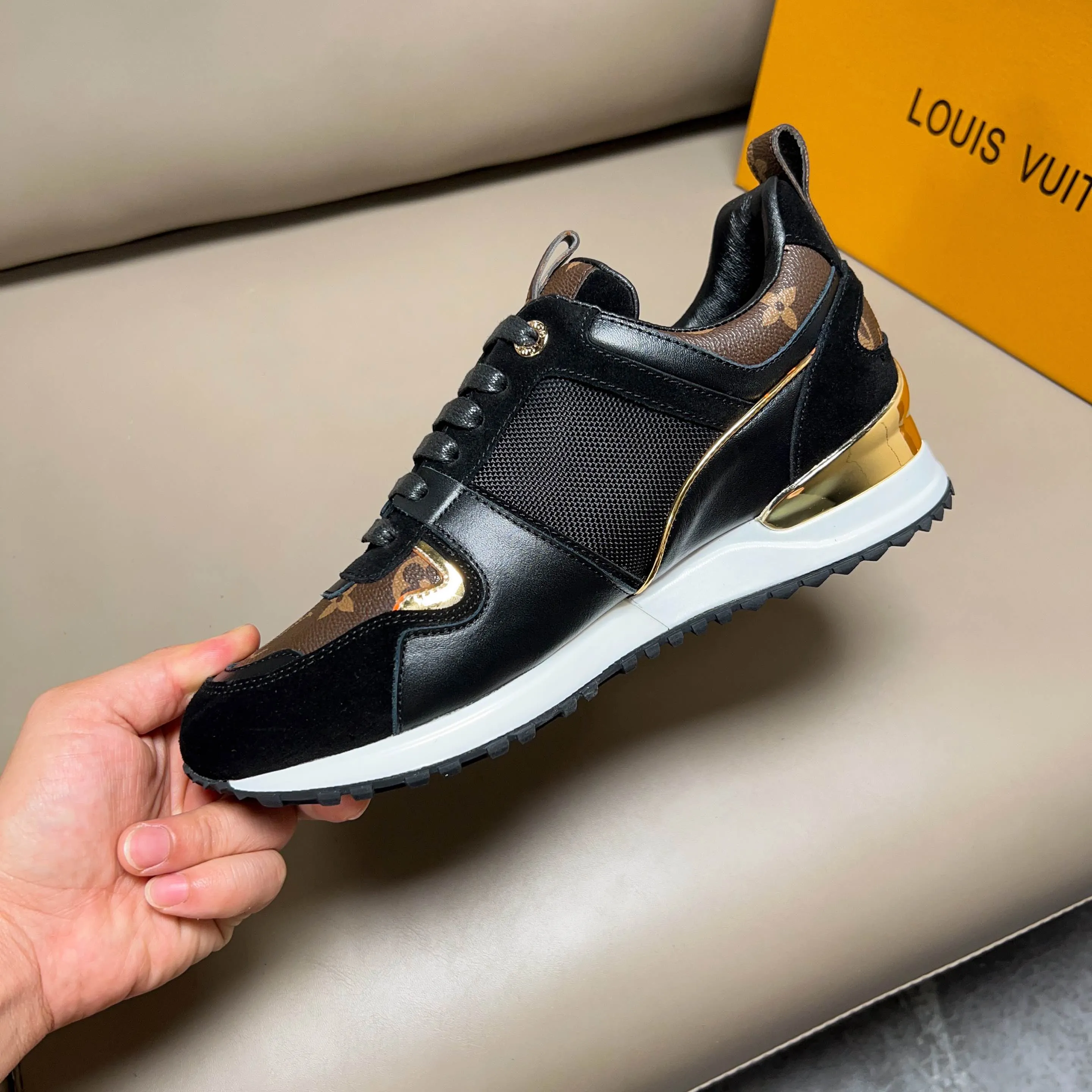 Factory price: 440💰【LV】Male and female couples model, sold simultaneously at counters, original classic 1:1 copy, original designer design, imported calf + sheepskin lining, L gold unique design on both sides, fashionable and trendy. 🔍🔍Original quality @ No pressure to enter and leave the counter at will, the original replica outsole is suitable for all kinds of travel, making it worth owning. Welcome all sellers to sell in the picture above. We can send one piece on behalf of you. Male size: 38-44 (can be customized to 45 sizes), female size: 35-39 (can be customized to 40 sizes)